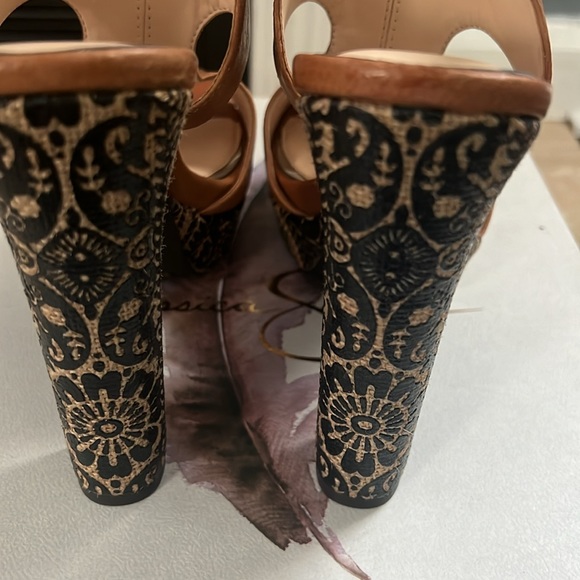 Jessica Simpson Leather Upper Platform Sandal wilt printed heel. - Picture 2 of 5